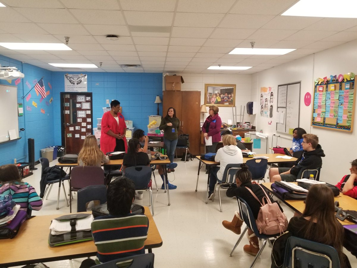 ArmourHBMS's tweet photo. Thank you Verizon for sending guest speakers to HBMS STEM class to talk about STEM Careers! The students were engaged and can definitely see a future in STEM! #MissionAccomplished #HMBSHawks #WeNeedMore https://t.co/igMBHjL1rJ