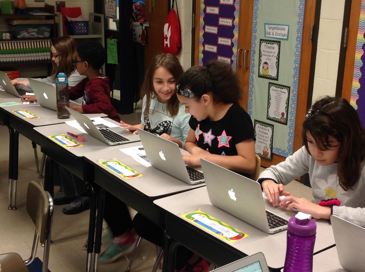 staceyhughes729's tweet photo. Some more 4th graders jumped on the #hourofcode boat this afternoon and coded with @BitsboxKids - Saying they "liked it" is an understatement #wyoSTEAM #CDEdWeek #EveryoneCanCode https://t.co/L1QKQnvsoM
