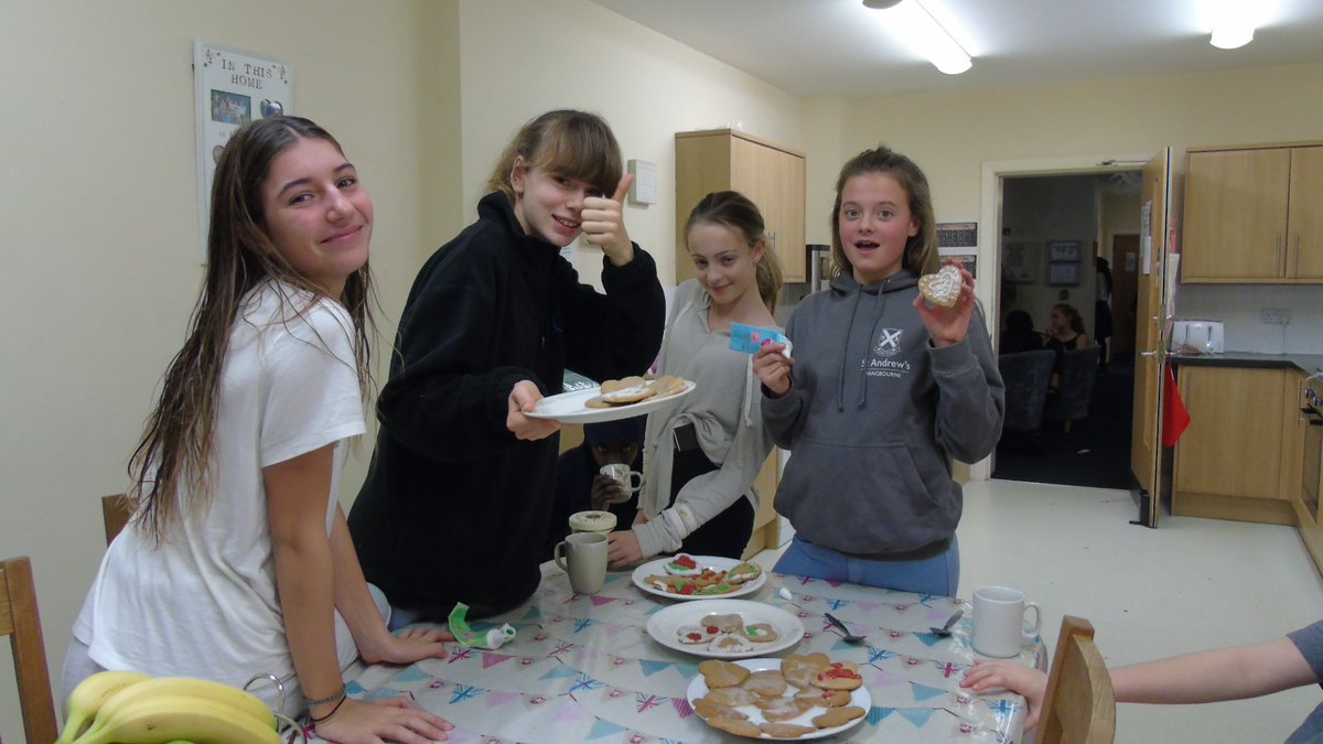 MaddockQAS's tweet photo. We made some lovely gingerbread men and gingerbread hearts this evening in Maddock! @QASCaversham #iloveboarding https://t.co/W8ZwoPmNuz