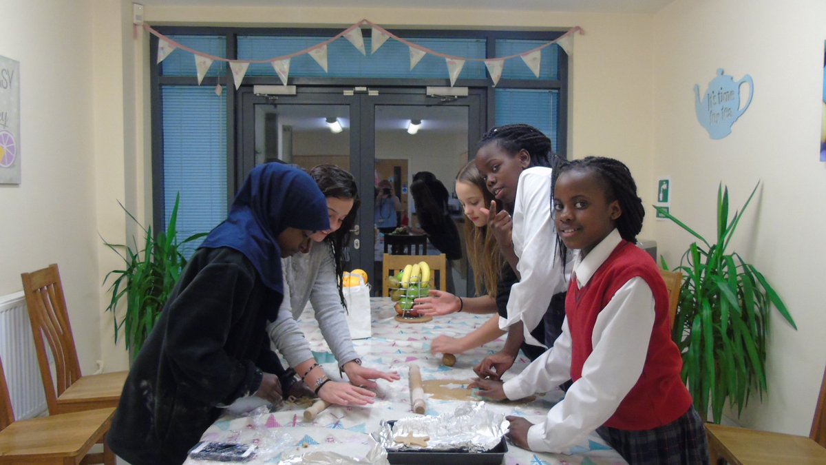 MaddockQAS's tweet photo. We made some lovely gingerbread men and gingerbread hearts this evening in Maddock! @QASCaversham #iloveboarding https://t.co/W8ZwoPmNuz