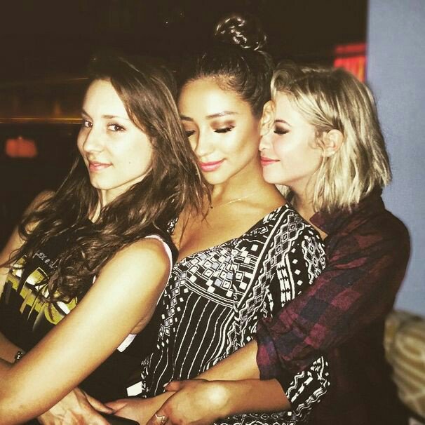 koryswidow's tweet photo. @AshBenzo Day 5 - Best Sistp. My buttahbenzobells ❤ #BenzoWeek https://t.co/G6mH13dNKA