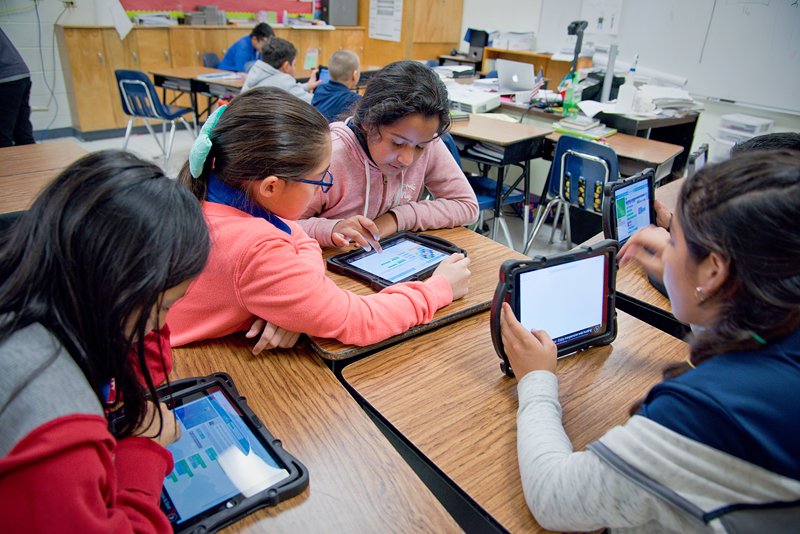 rfluegel's tweet photo. Building collaboration and problem skills through coding. #misdcodes #HourOfCode2017 @annvega https://t.co/J3oYIgZJLg