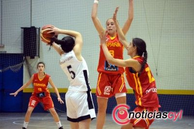 noticiascyl's tweet photo. #Zamora El baloncesto femenino honra a Juan de Mena https://t.co/RQfyO9LNOF https://t.co/ye1mxwgTI3