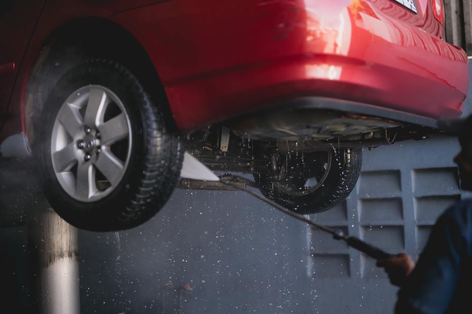 ¿Sabías que?
La acumulación de polvo y suciedad en las superficies de tu carro sólo acelera el proceso de envejecimiento de los elementos.
Sobre todo en la ciudad,