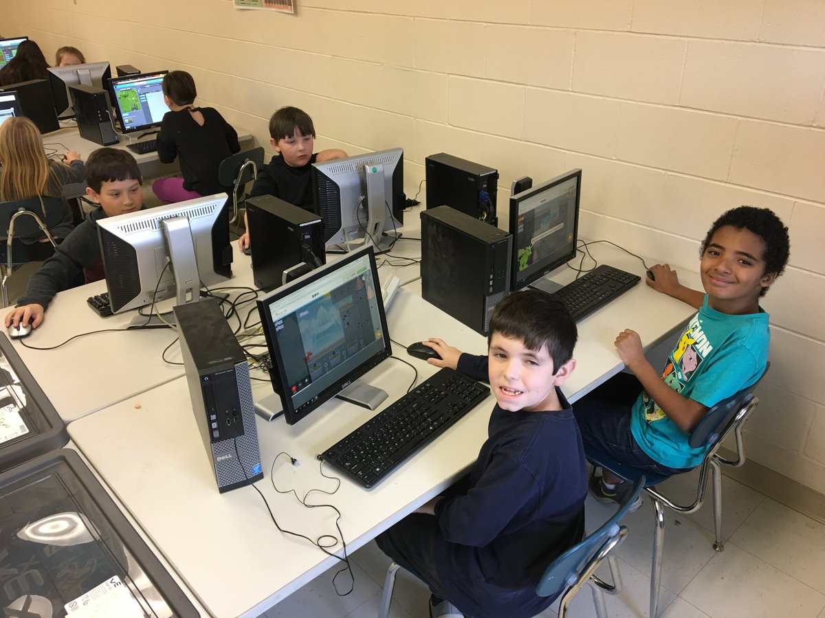 fs_compsci's tweet photo. Grade 4 Computer Science students at Fowler are excited to participate with #HourofCode activities for #CSEdWeekMA from December 4-8! Here are photos of students working with Dragon Dash and Minecraft! #FowlerLearns #MaynardLearns https://t.co/NAV12kF6lu