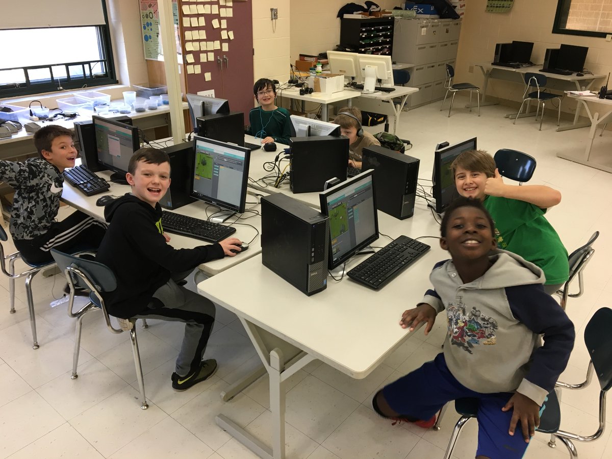 fs_compsci's tweet photo. Grade 4 Computer Science students at Fowler are excited to participate with #HourofCode activities for #CSEdWeekMA from December 4-8! Here are photos of students working with Dragon Dash and Minecraft! #FowlerLearns #MaynardLearns https://t.co/NAV12kF6lu