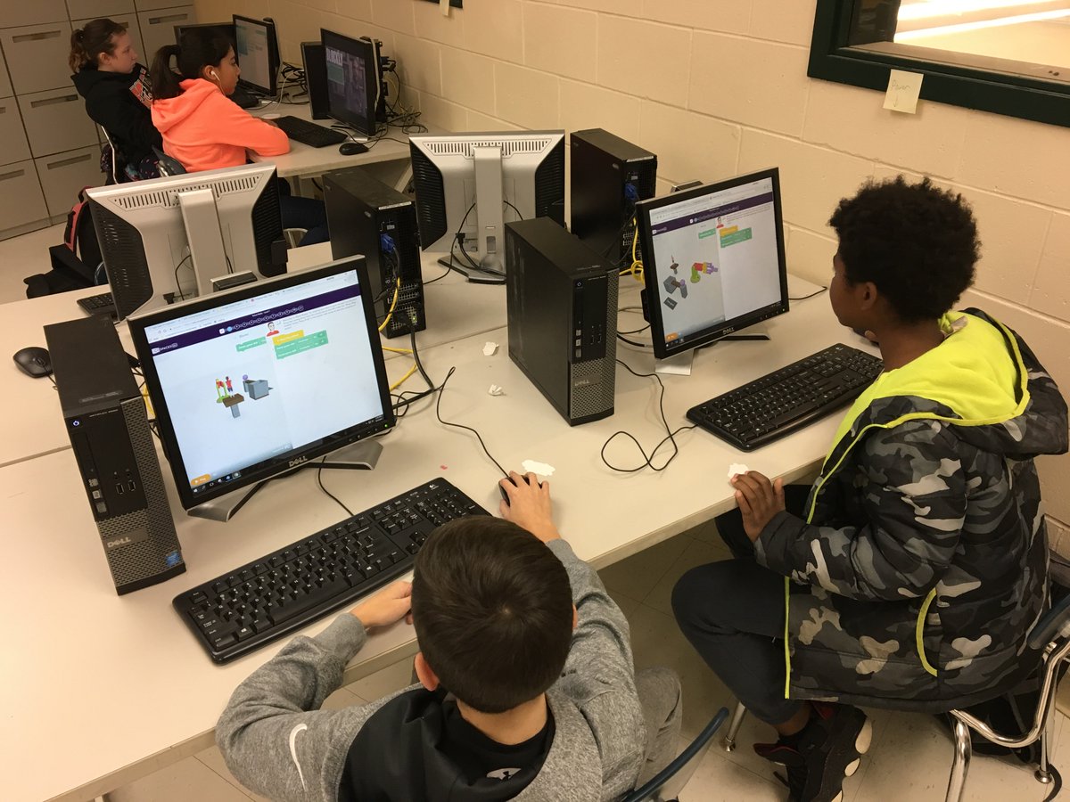 fs_compsci's tweet photo. Even more Grade 5 Computer Science students at Fowler are excited to participate with #HourofCode activities for #CSEdWeekMA from December 4-8! Here are photos of students working with Robot Rattle, Snoopy's SnowBrawl and Dragon Dash! #FowlerLearns #MaynardLearns https://t.co/5lzBjNGyhT