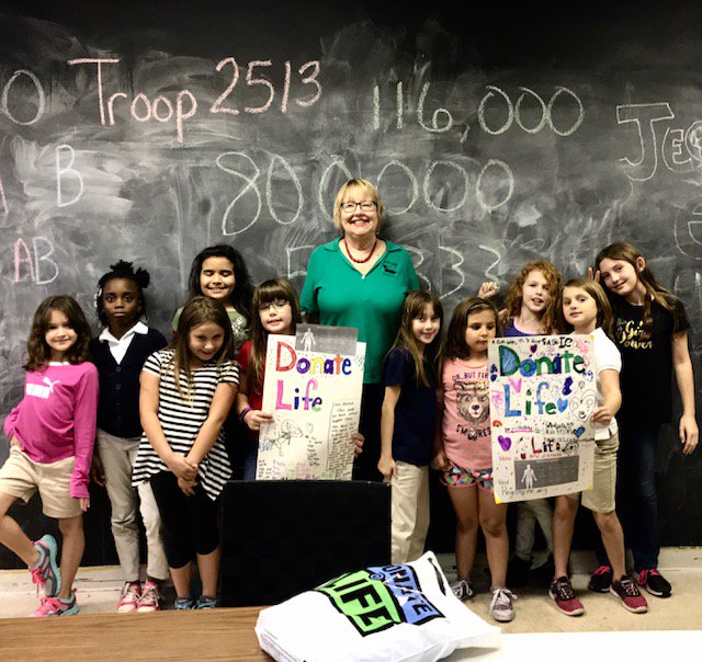 LifeLinkFL's tweet photo. LifeLink volunteer Debbie went out and spoke to a local Girl Scout troop so they could learn about donation and get the organ donation patch! #LifeLinkFl https://t.co/eRllQAvqPh