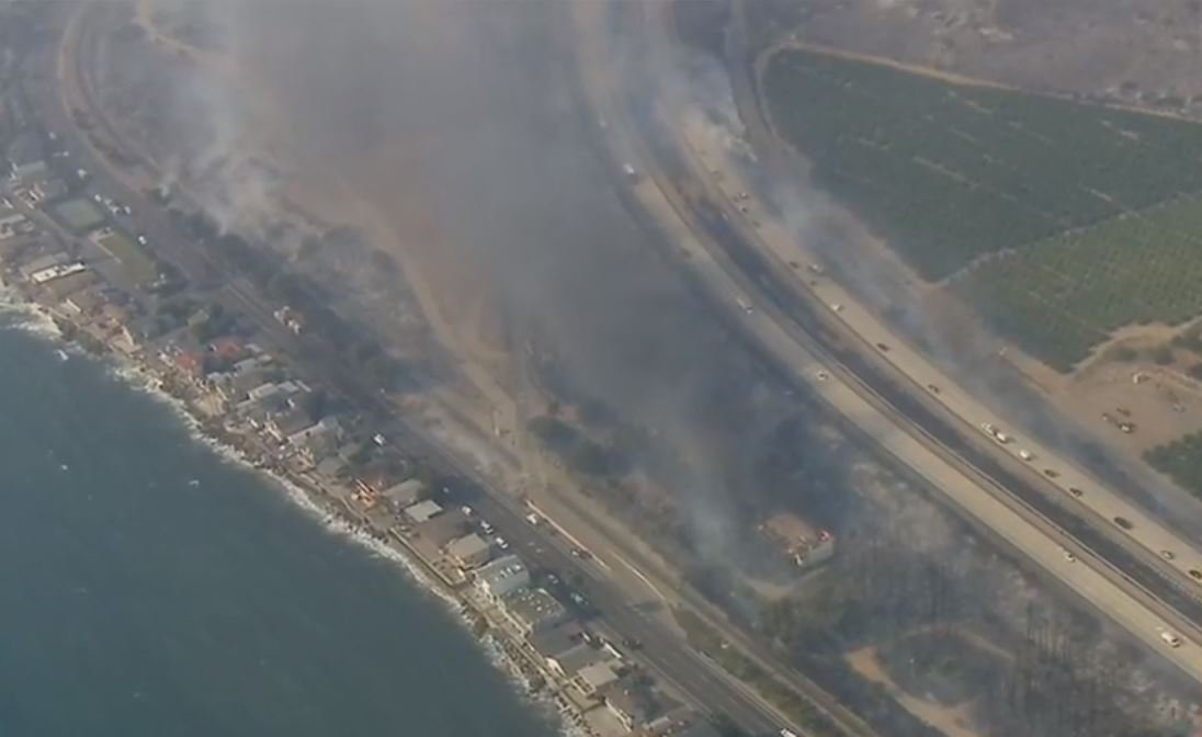GDLA's tweet photo. #BREAKING: More evacuations as #ThomasFire churns along Ventura County coast  - #FariaBeach. https://t.co/lC1HByccEP https://t.co/omjw13cl5b