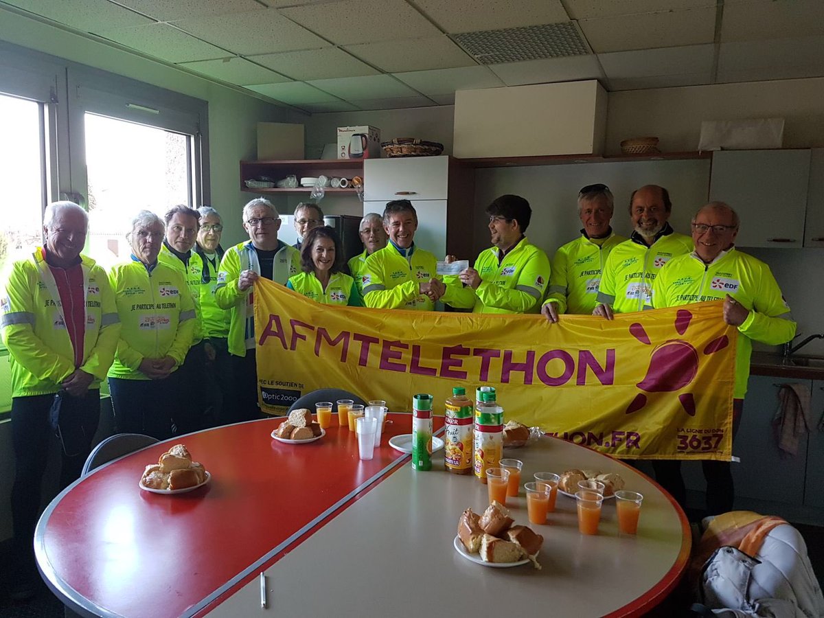 ASGE_DA's tweet photo. La remise de chèque par le président de la CMCAS de Valence, merci pour le très bon accueil, pogne et jus de fruits excellents carburants pour nos mollets! Demain dernière étape la CMCAS de Montpellier. https://t.co/HETbSFNCjS