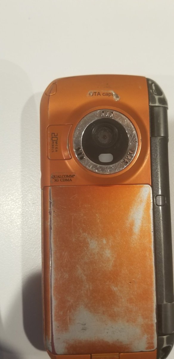 MarkNorthgraves's tweet photo. @SomeGadgetGuy dat manual camera dust cover tho #lgenv #2mpcamera https://t.co/7aO50v4GOM