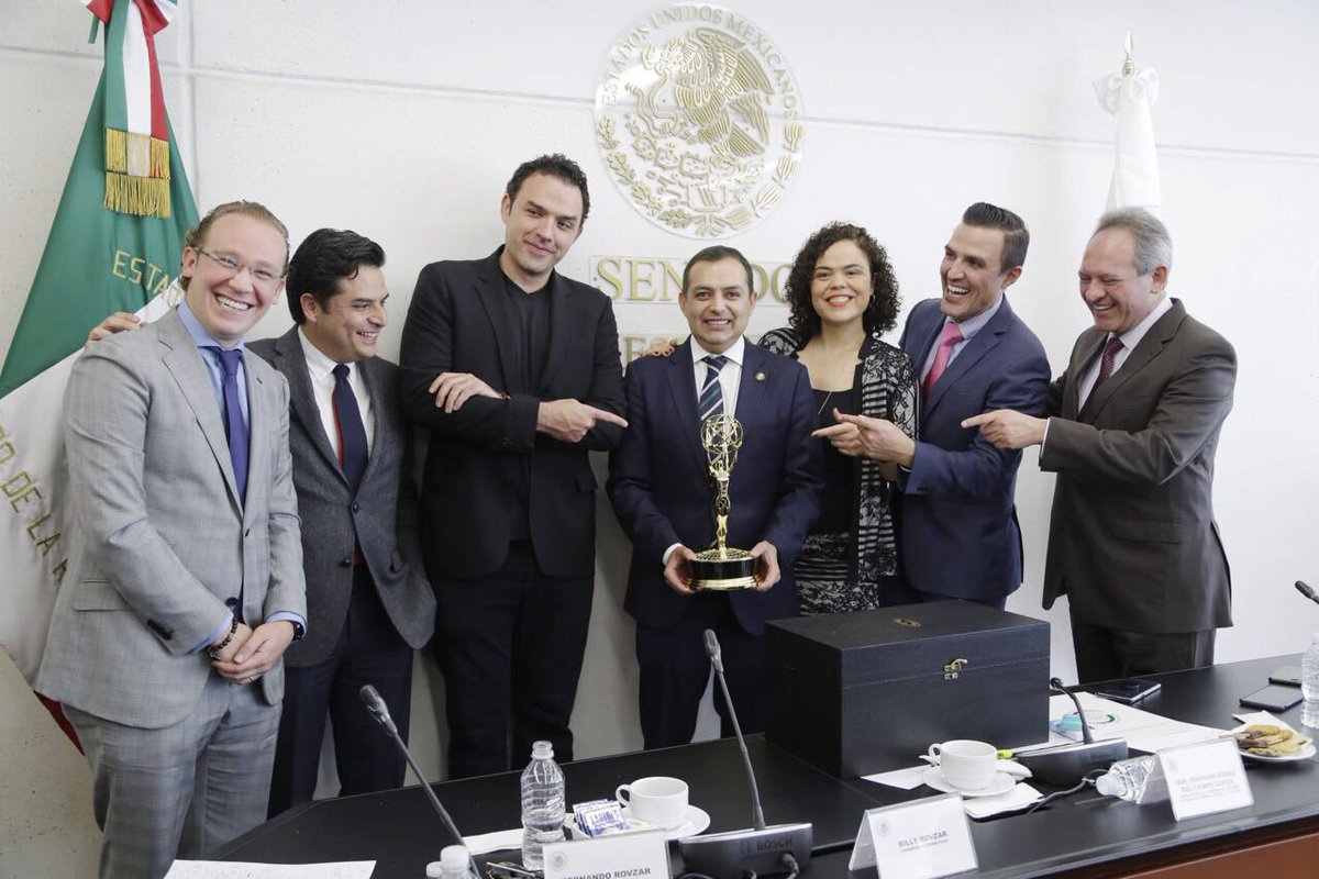 marianagc's tweet photo. Hoy, recibimos en @senadomexicano a dos mexicanos de los que nos sentimos muy orgullosos: @billyrovzar y @ElRovzar ganadores del Premio @TheEmmys, conocido como el Oscar de la TV. 📺👏🏼👏🏼👏🏼 #ElEmmyenMexico https://t.co/lTbXYcLuqp