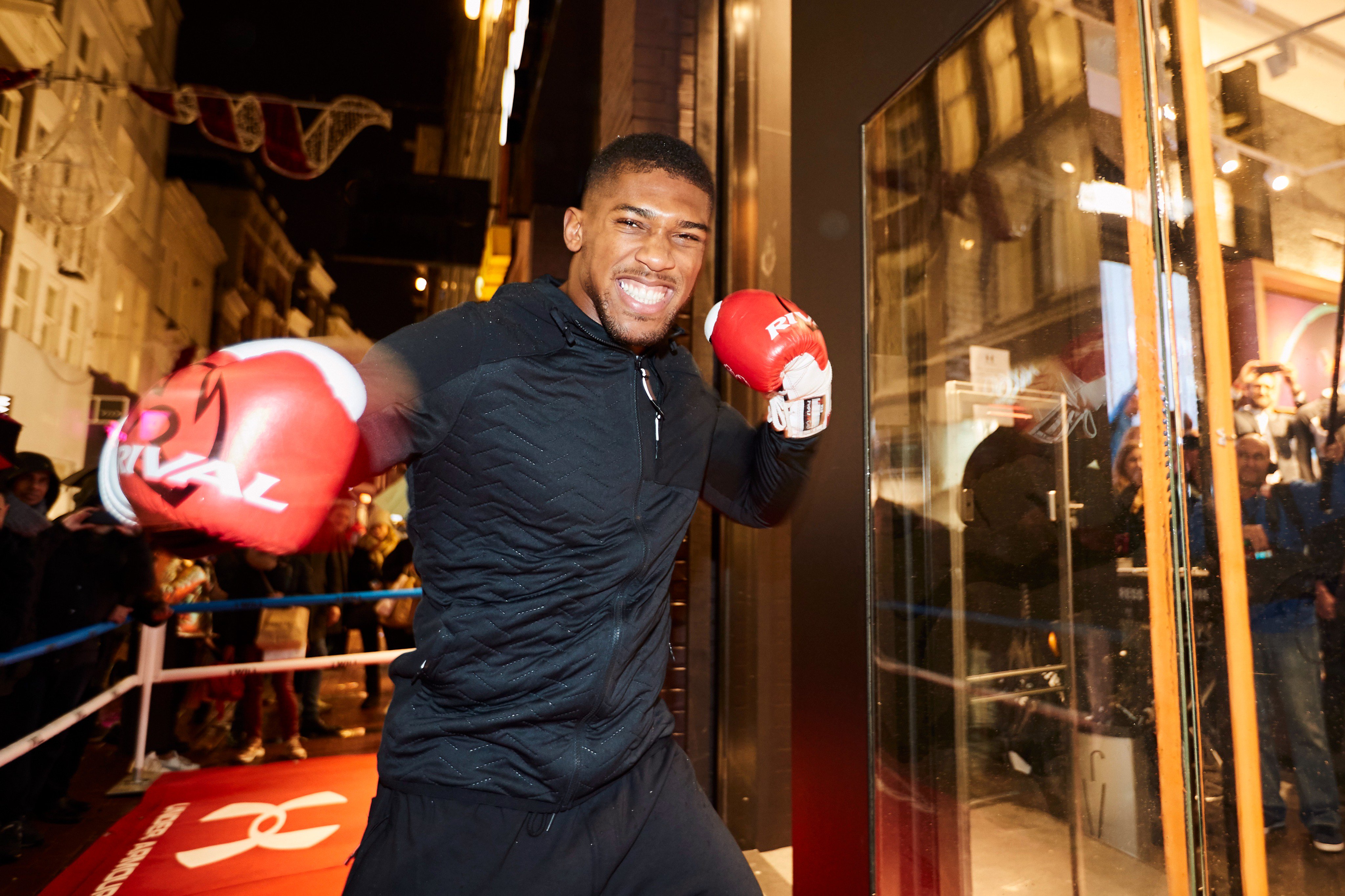 klep het einde Afwijken Under Armour News on Twitter: "Today, @UnderArmour opened its newest Brand  House in Amsterdam, with help from world heavyweight champion  @anthonyfjoshua. Make sure to check out the store, located on Kalverstraat  (windows