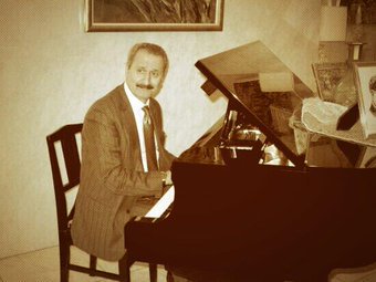_bihaber's tweet photo. #RezaSarraf : Zafer Çağlayan'a kol saati ve piyano rüşvet olarak verilmişti.
🔖Piyanoyla nede güzel poz vermiş.
#MüminlerinBaşkentiKudüs
#YansınBakalım
#SeninleBeraber
Hayırlı Cumalar https://t.co/YnPF7E4Nl1
