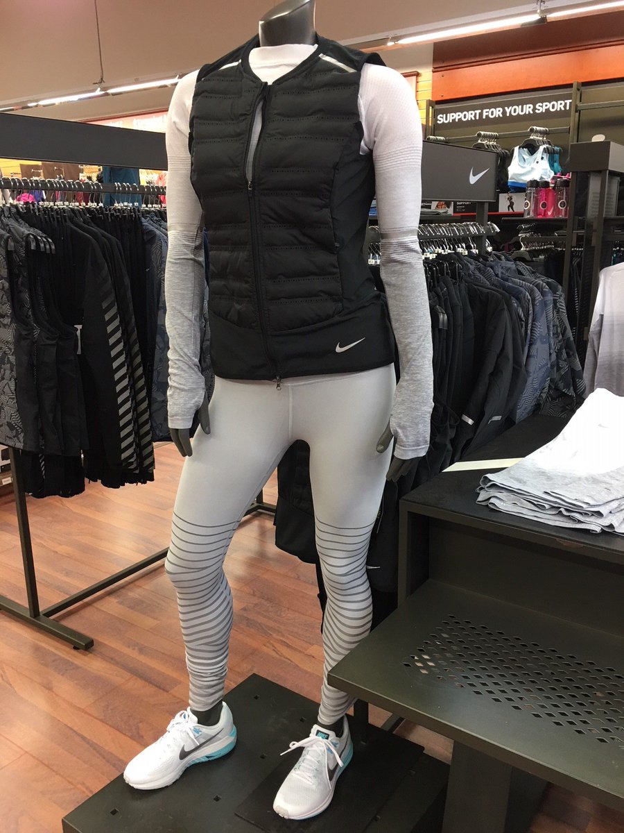 Just arrived!
Nike Epic Lux Tight (reflective)
Nike Aeroloft Vest (packable)
Nike DryFit Knit Top (fashion forward)
Come in and check the winter Nike program!
#nikerunning 
#runningroomrosedale
#runningroom