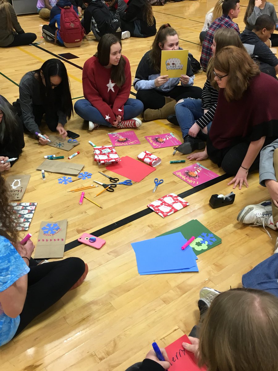 rhlinkcrew1718's tweet photo. RH Link Leaders and their sophomores wrap children’s books, pack snack packs, and make holiday cards for families at Golisano Children’s Hospital!💚💛#urmc @BoomerangPrjct #RaHComets https://t.co/vq1fVQgvpQ