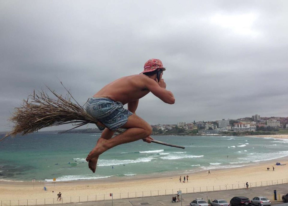 <a href="/heike_adam/">Heimei</a> <a href="/Derek_Faye/">Derek Faye</a> Esoteriker würden die glatt für Hexen halten, wie die um die Lampe zischen 😂😂😂