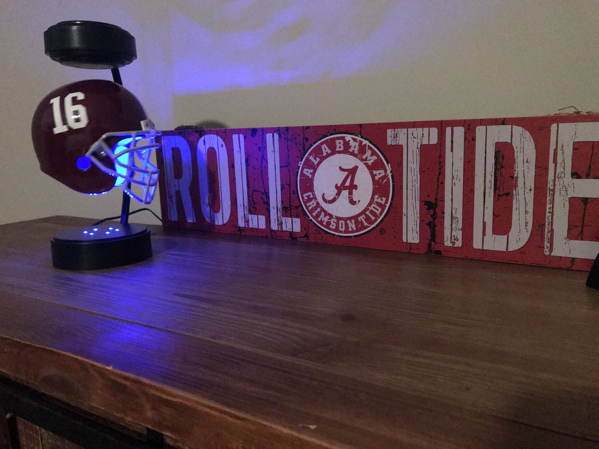 theemma1552's tweet photo. Many thanks to @colecubelic for my Alabama #hoverhelmet #rtr ❤️❤️🅰️🏈🐘 https://t.co/jWemf1KgyR