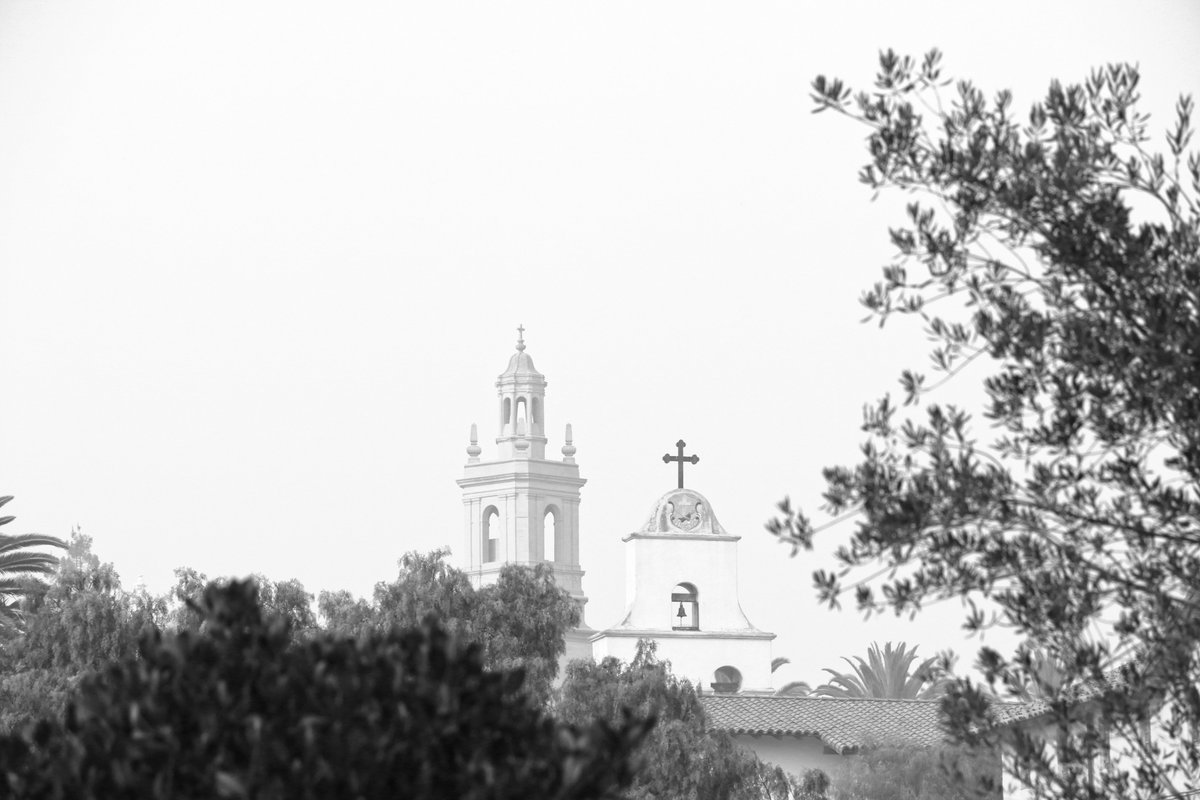 greydahlia's tweet photo. Our hearts and thoughts are with those displaced by and those fighting the fires in Ventura, Los Angeles, and Santa Barbara counties. Stay safe out there! 
#ThomasFire #RyeFire #CreekFire #SkirballFire https://t.co/sQTv7eKVRx