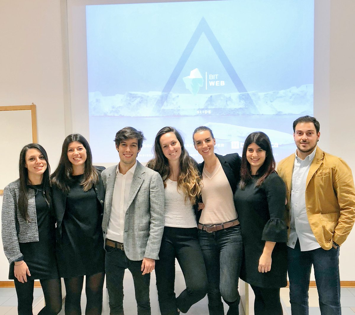 LauraGobbo95's tweet photo. Soddisfatti di questo primo #socialmediaLab! #teambitweb #iusve #smlab @Esse_B_ @GiBarison @BaggioChiara95 @DavideSamadello @GiuliaZ14 @AnnaVia__ https://t.co/tbgNqHzQJS