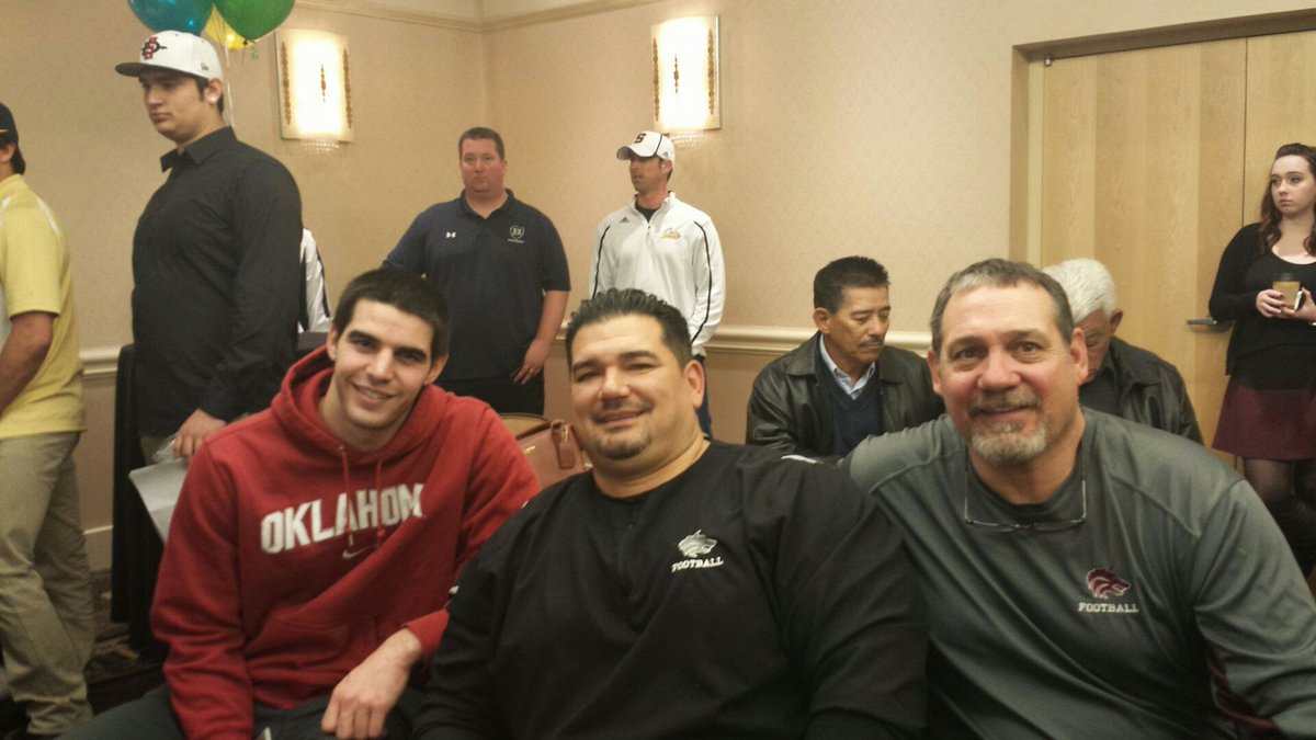 coachtabor33's tweet image. Coach Jeff Harper and myself at a High School award show not on ESPN not as big as the John Mackey award but pretty darn cool :)  congrats Mark we're very proud of you!