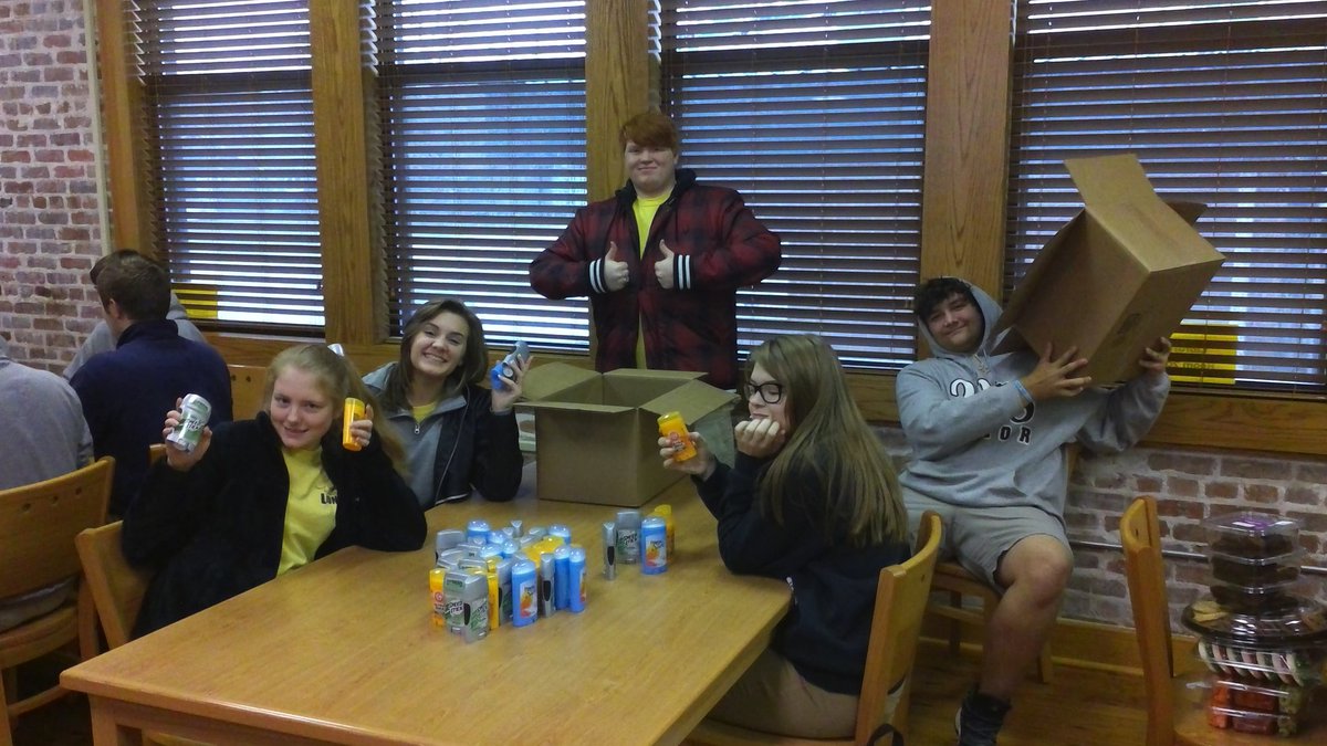 jenn_vulgamore's tweet photo. FSHS Sr. Beta making Blessing Bags for the homeless. #LetUsLeadbyServing @Gofshslions @nationalbeta #FSHSBeta https://t.co/iTimMpm8bm