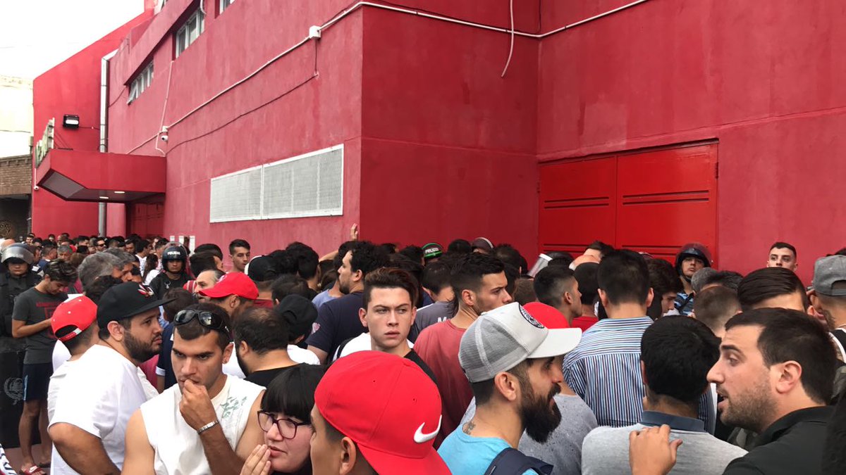 rsvolpi's tweet photo. Marea de hinchas de #Independiente afuera del Bottaro tratando de conseguir una entrada. Muchísima gente con pasajes sacados desde hace una semana. https://t.co/vkmx8BBVaj