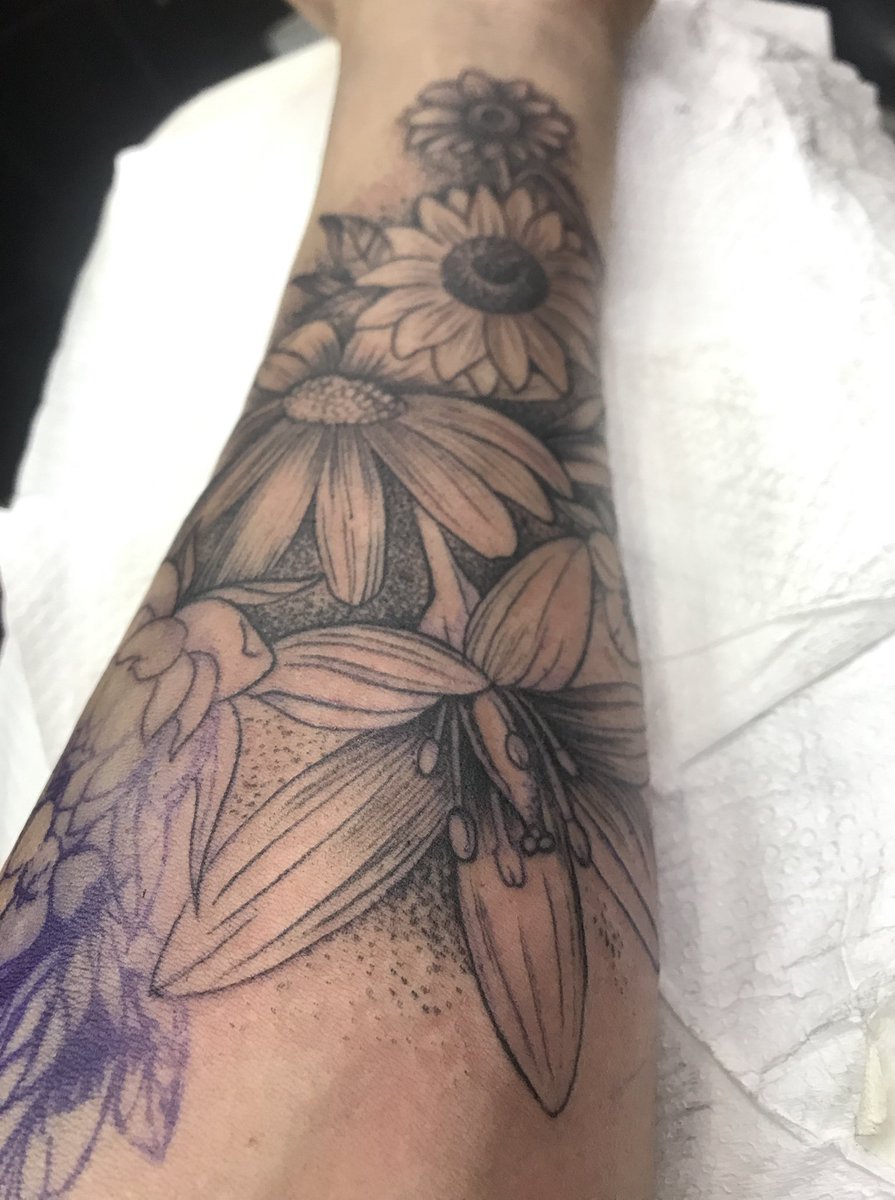 MarioHugo_31's tweet photo. Ya queda poco, ¿les gusta? Una flor, una mujer de mi vida :) totalmente recomendado @PuasTatuajes @gapuas Seco y nada de dolor. https://t.co/5DG9B3fXFu