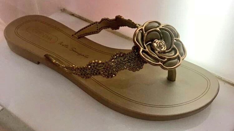 Credichips's tweet image. Ideales para mamá en su día! #Grendha son muy cómodos, elegantes y bonitos. Y los tenemos en diferentes colores. Te esperamos!