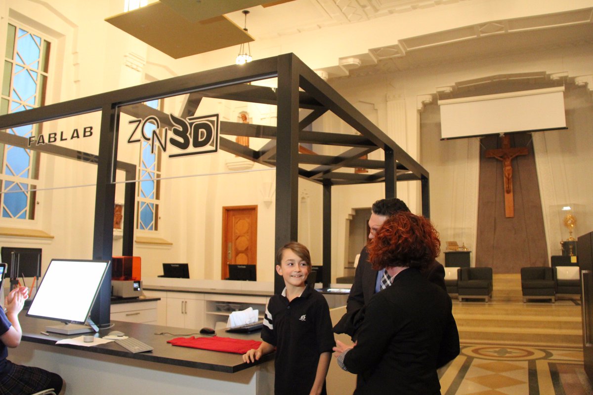 Jesse Laurin, élève en 1re secondaire au Collège, est l’heureux gagnant de notre concours pour trouver un nom original et un logo créatif à notre laboratoire de fabrication 🎨 Maintenant, nous parlerons de la ZONE 3D! Félicitations Jesse pour cette belle idée! #monCEB #FABLAB