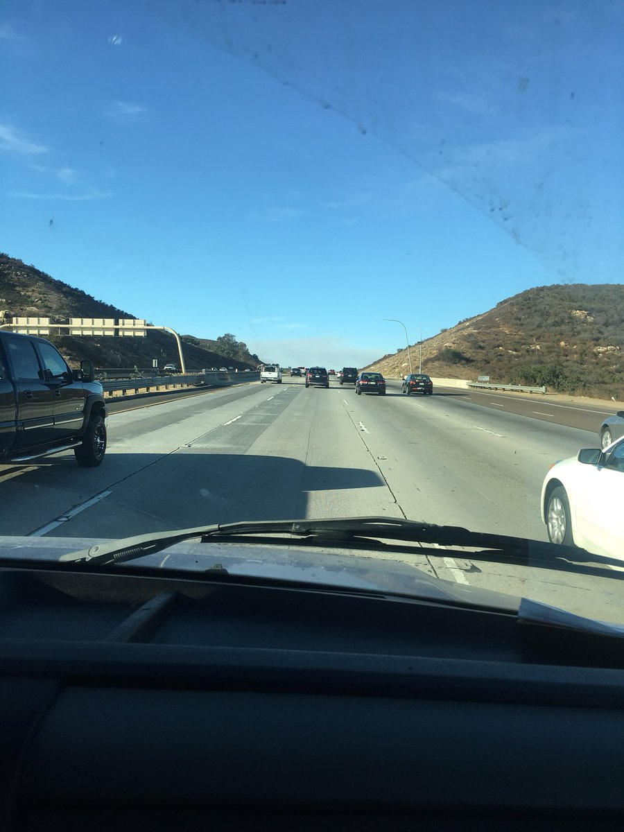 SharonChenTV's tweet photo. #LilacFire #15North moves well until just before Deer Springs https://t.co/ok6Eo4sB4J