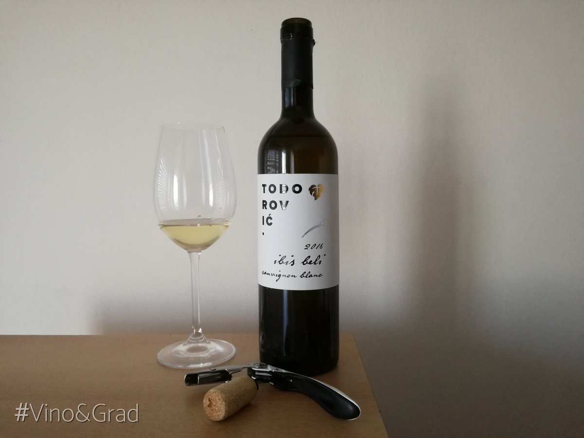 VINOIGRAD's tweet photo. Ibis Beli 2016 
100% prirodno vino, rađeno na divljim kvascima, mogu se osetiti herbalne note i dobro se slaže sa sirevima,polutvrdim kačkavaljima i piletinom sa jačim sosom. Živeli!!! #vinoigrad https://t.co/OraGw6DV2b