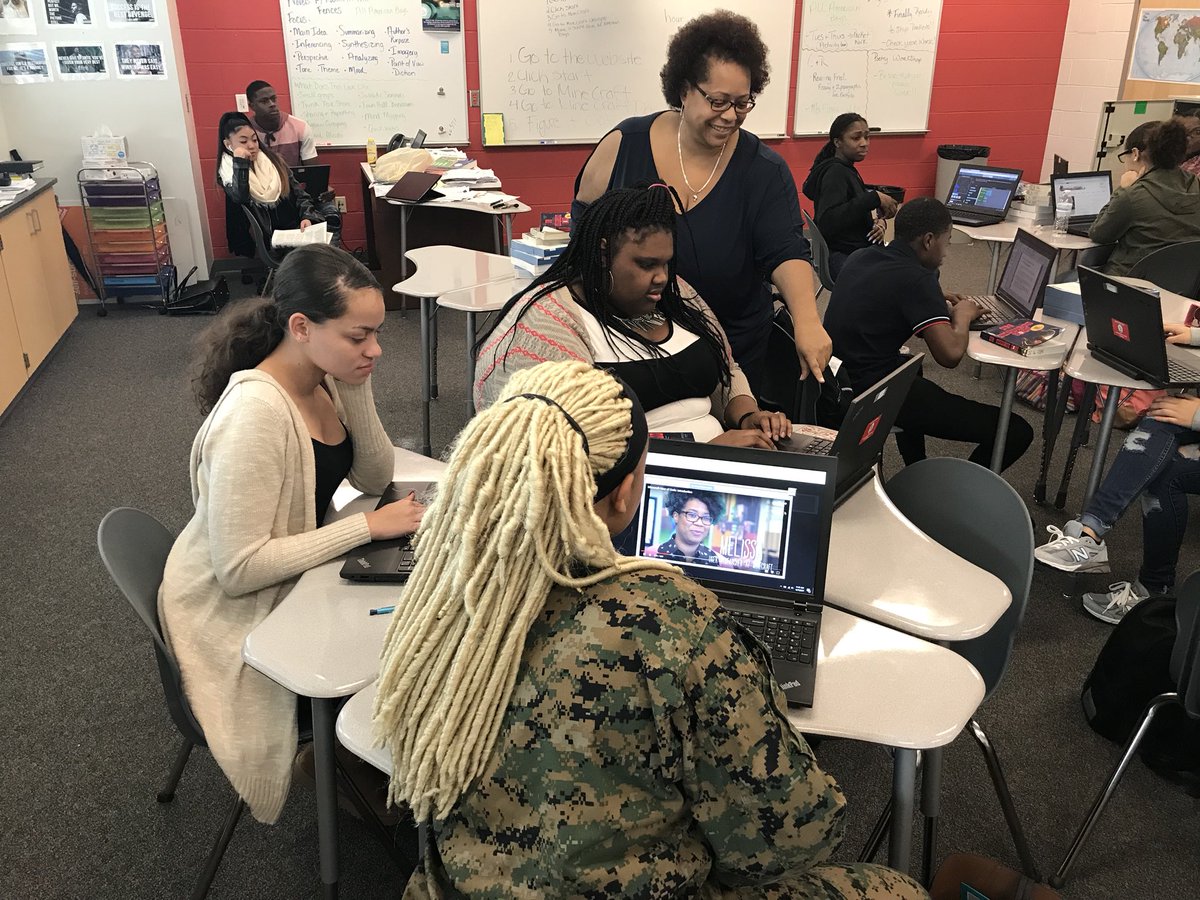 Taegot's tweet photo. Day 2 #HOURofCODE @StCharlesHS students explore @PlayCraftLearn and @ParallaxInc #boeBots. @EnglishMasterB @CTECharles @codeorg @TeachCode @cbt_edtech #cs4md #mdhoc #csedweek2017 https://t.co/HgcsXFUOnH