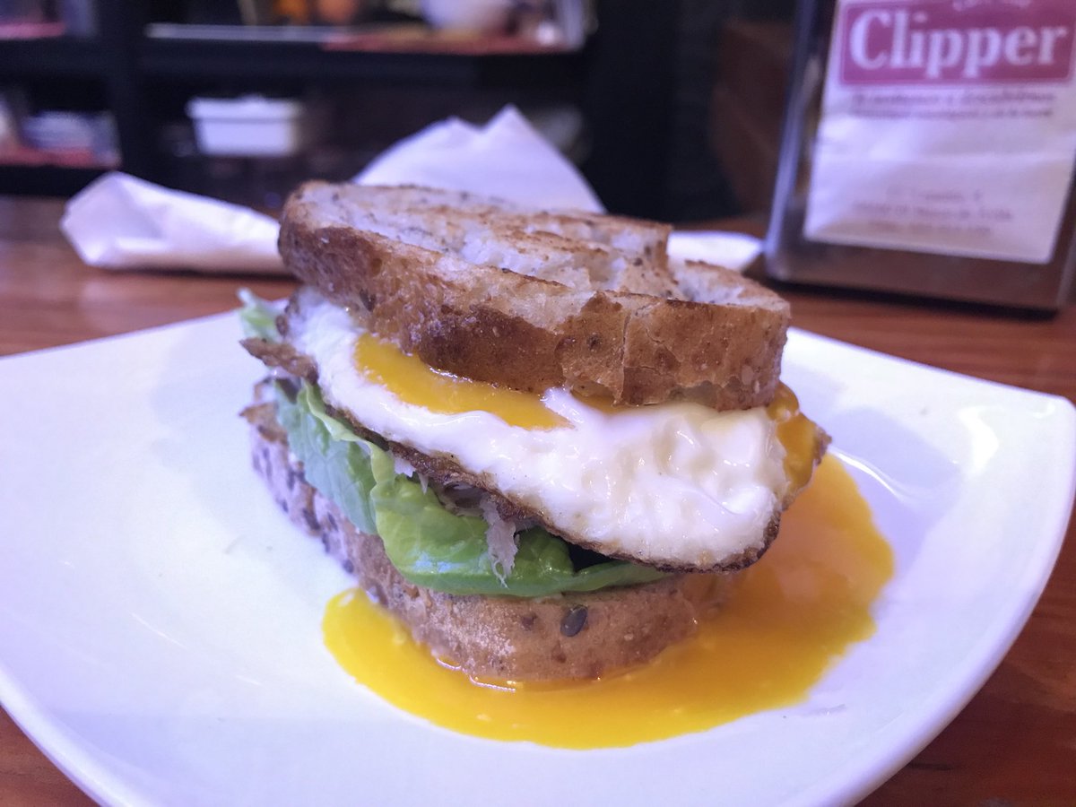 Sándwich vegetal con huevo de corral.