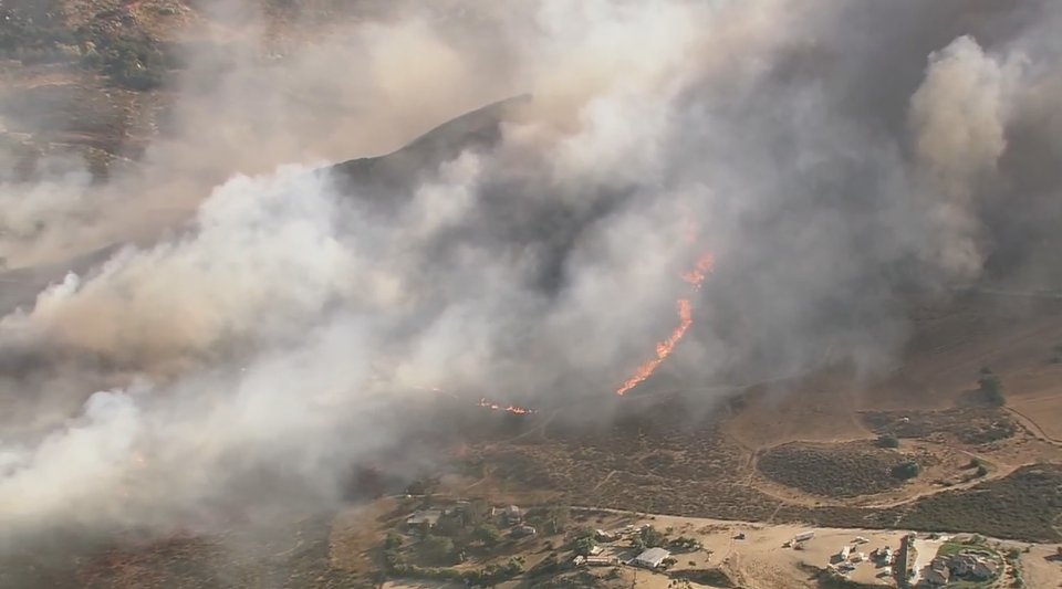 ABC7's tweet photo. #LIVE: #LibertyFire burning dangerously close to homes in Murrieta area https://t.co/TxMSbTKVFr https://t.co/1AF4BXha79