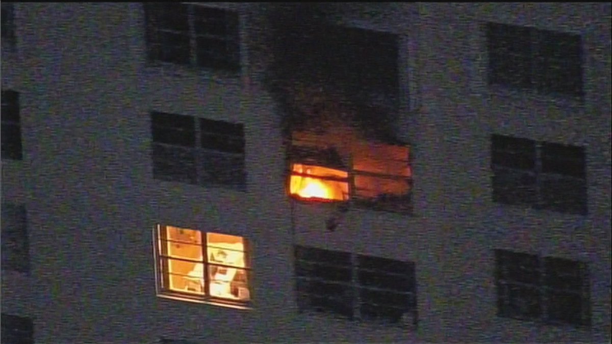WATCH LIVE High rise apartment in Sunny Isles Beach on fire bit.ly/2AlYzXC?utm_so… https://t.co/1TXyyBN0Qk