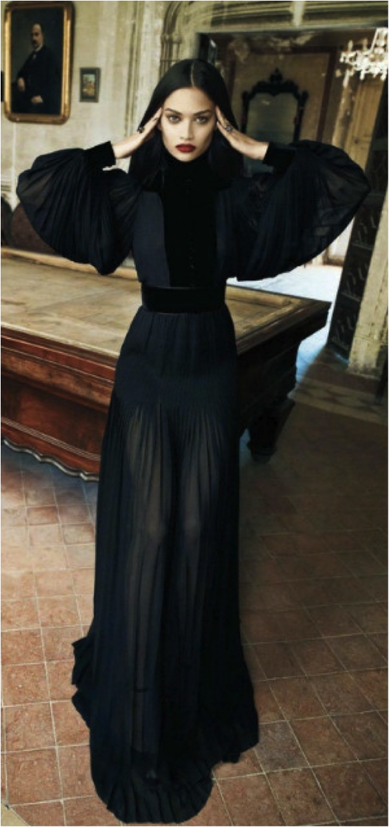 RTBVintage's tweet photo. Someone invite me to a gala so I can wear this plz 🎱 Dress/image: @gucci #guccigame #fashioninspo #couture #witchy #dramaticaf #gucci https://t.co/AZ827OT88k