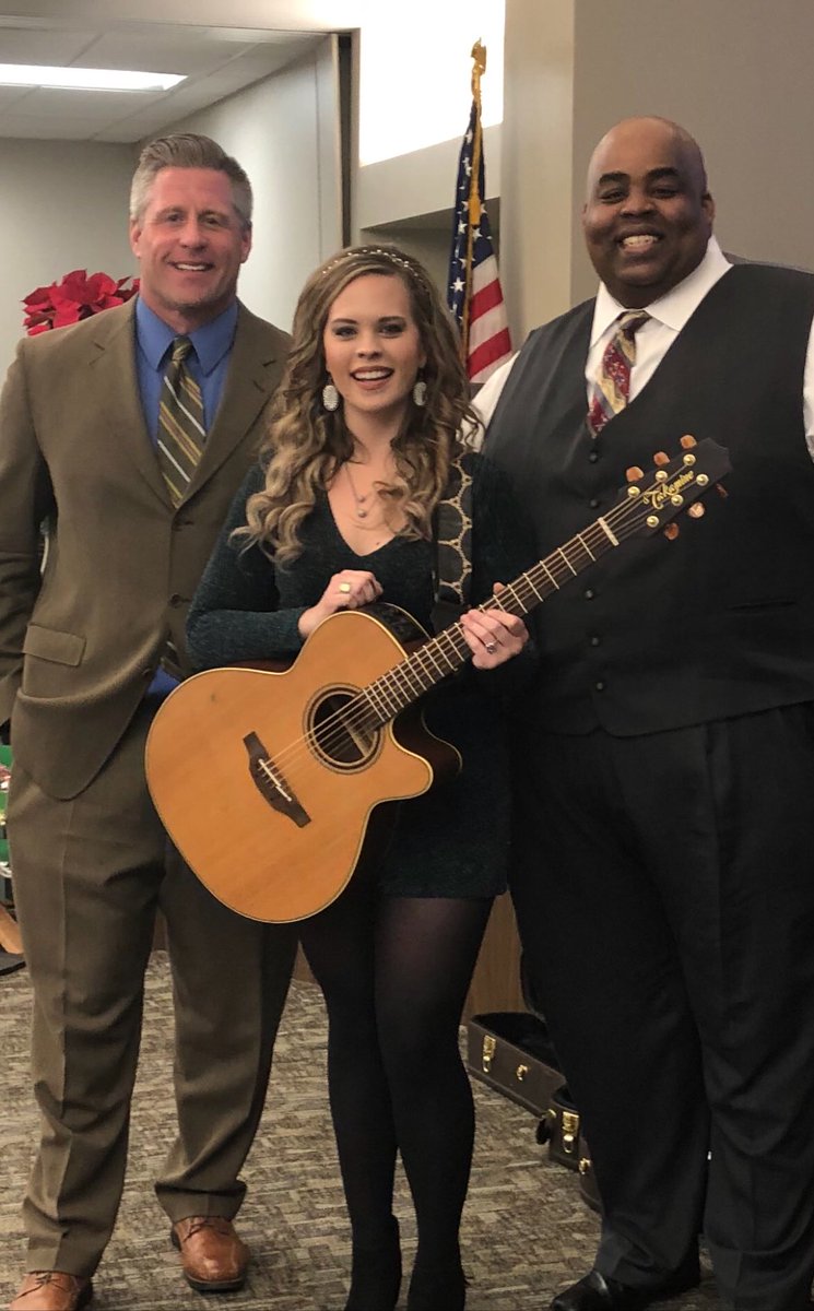 WacoISD's tweet photo. Thank you to @ExtracoBanks for bringing @hollytmusic to sing to our principals and administrators. It was a great way to celebrate the season! https://t.co/CVPMbet9ni
