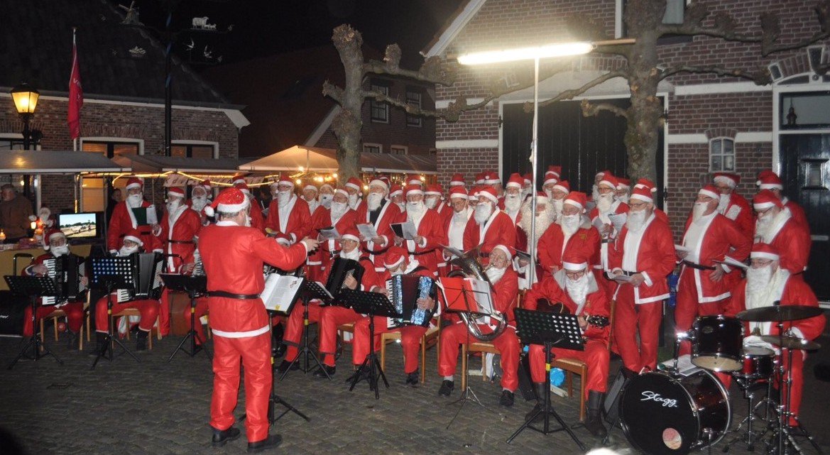 kerstgrbergen's tweet photo. 13 december #Kerstmarkt in @gramsbergen met veel muziek en zang. @SDGAne @HCGramsbergen Nooit Alleen  -  Sing&amp;Swing  - Groot Gramsberger Kerstmannen Koor - orgelspel - @midwinterbloaze met Oale Roop. https://t.co/WmbNsbZYmG