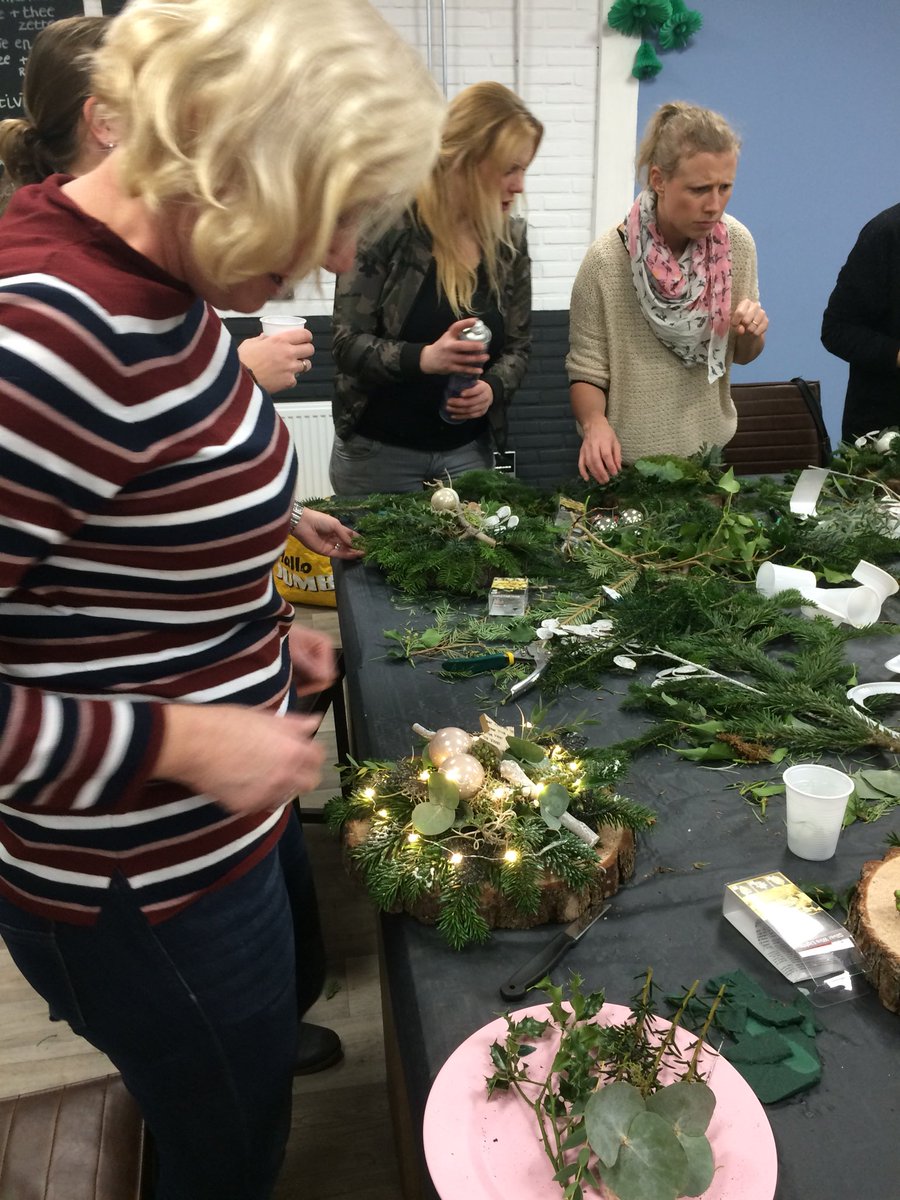 RiezebosMonique's tweet photo. Workshop “Kerststuk maken” #sHLoost#RayonVaassen e.o.
Citaat vd avond; waar takken zitten, komt geen water! https://t.co/vhbLldv4zn