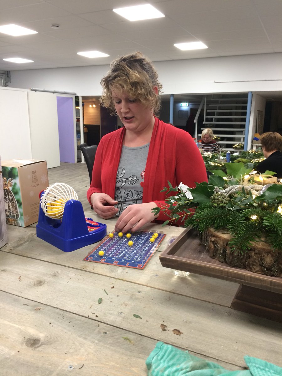 Workshop “Kerststuk maken” #sHLoost#RayonVaassen e.o.
Citaat vd avond; waar takken zitten, komt geen water!