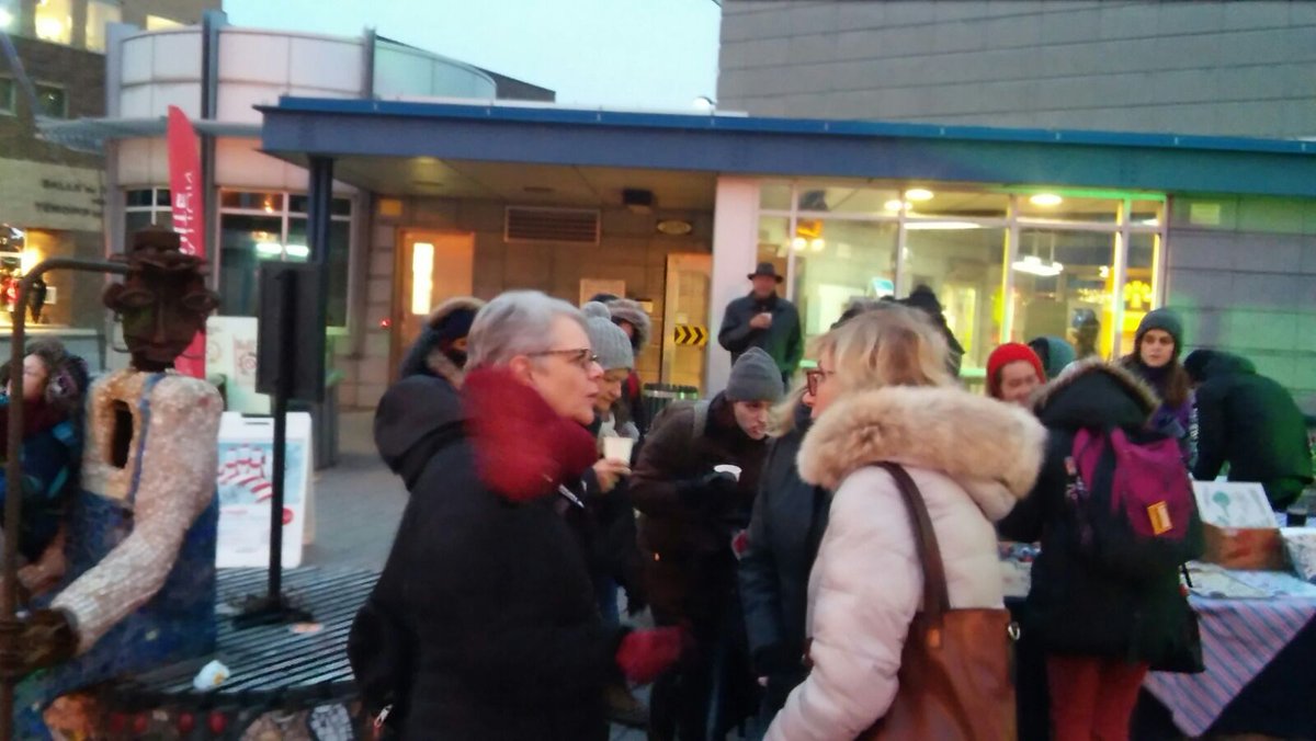 Regroup_Partage's tweet photo. 🎅Jusqu'à 19 heures au métro Frontenac, nos valeureux bénévoles récoltent des dons lors de la @GuignoleeMedias pour le #MagasinPartage de #Noel2017 du #Centresud.
👨👩👧👧🎁🍞Plus de 180 familles recevront cadeaux et denrées pour passer #Fêtes dans la dignité, #Soyezgenereux https://t.co/R0sv0FQiaC