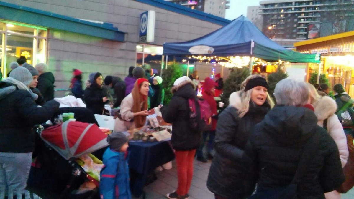 Regroup_Partage's tweet photo. 🎅Jusqu'à 19 heures au métro Frontenac, nos valeureux bénévoles récoltent des dons lors de la @GuignoleeMedias pour le #MagasinPartage de #Noel2017 du #Centresud.
👨👩👧👧🎁🍞Plus de 180 familles recevront cadeaux et denrées pour passer #Fêtes dans la dignité, #Soyezgenereux https://t.co/R0sv0FQiaC