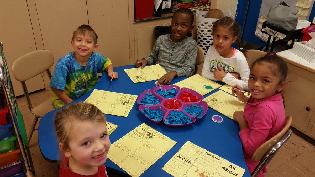 lhayesteach's tweet photo. We had Colored Conversations in our classroom today! #collaborativediscussions
#readinghelpsmybraingrow #readingworkshop https://t.co/P4VMfi8G0A