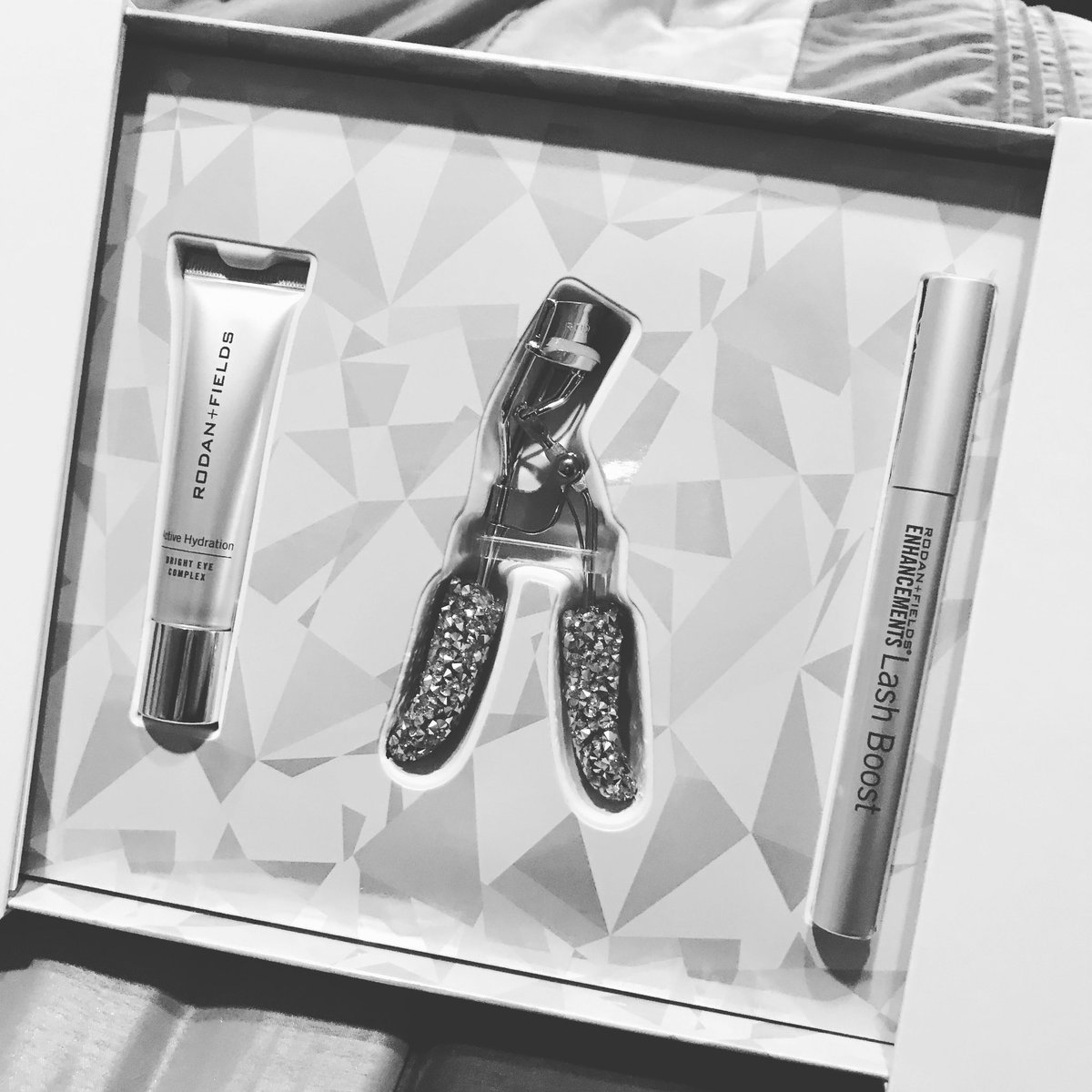 moodycheesegirl's tweet photo. HURRY! This special Lash Boost/Bright Eye Complex is almost sold out!! Free sparkly eyelash curler included which is sure to have your eyes merry and bright!! #messagemetoday https://t.co/3mlOo6R487