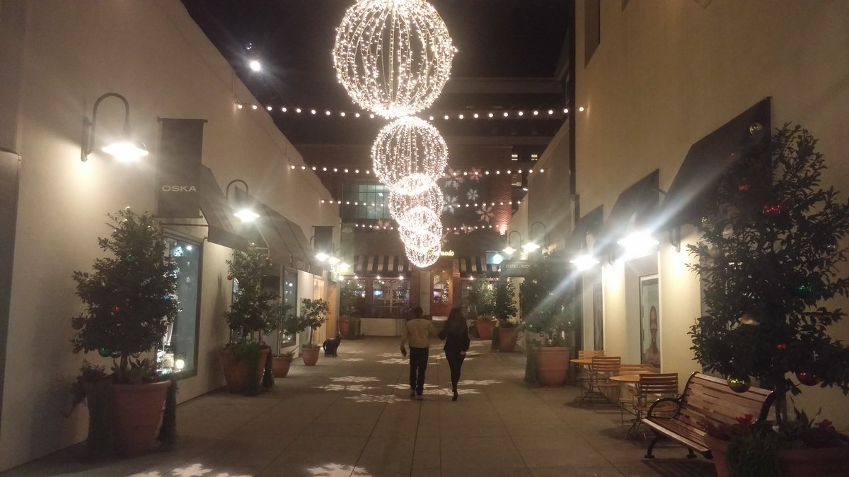 PasadenaGov's tweet image. Night Light, @OneColorado Style. @oldpasadena #Pasadena @VisitPasadena @VisitCA #HappyHolidays