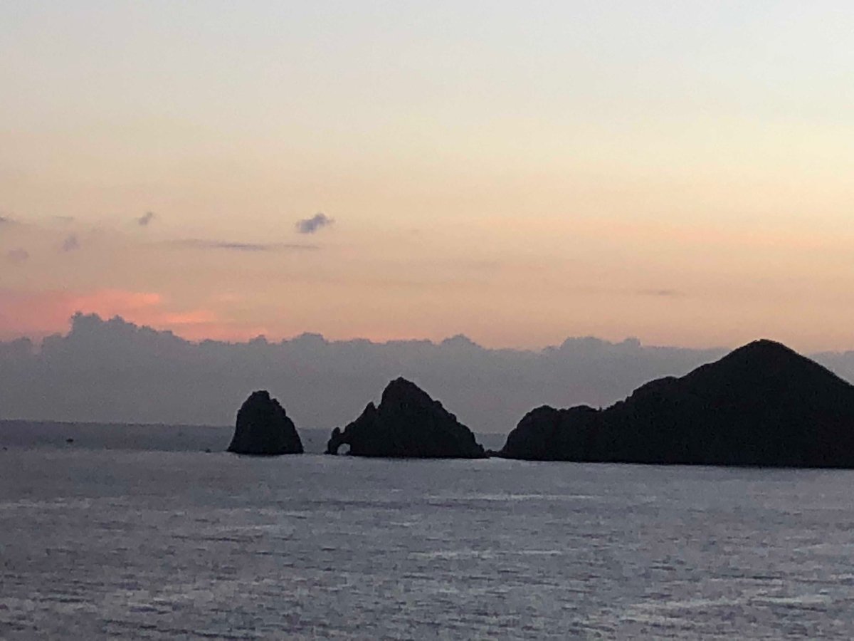 Donna19th's tweet photo. This is what the end of North America looks like.  #cabosunset https://t.co/0xyr9jAZBl