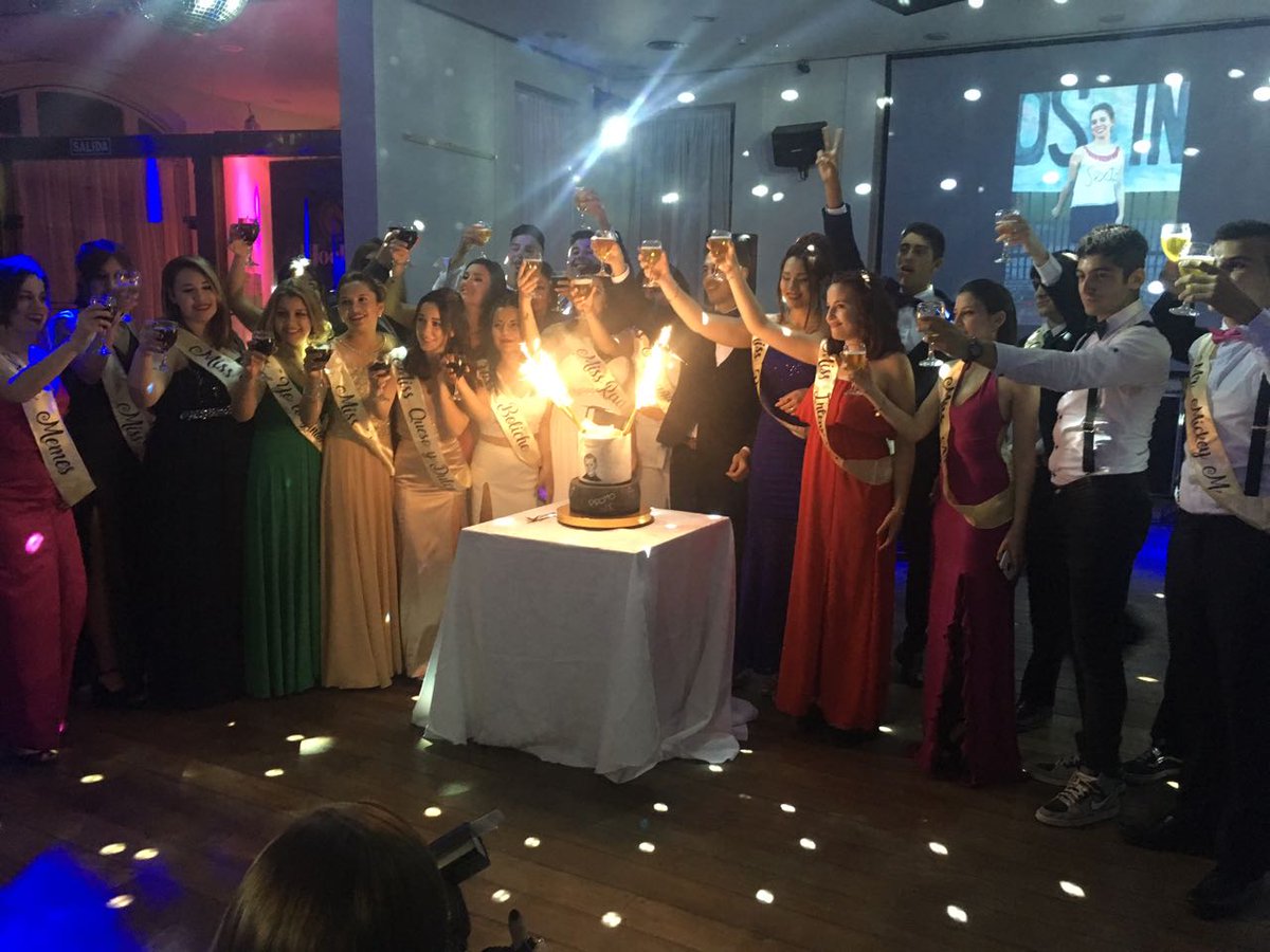 sextaroscelli's tweet photo. Gracias por vivir esta excelente noche con nosotros y un gran año de la mano de la sexta promo. Los dejamos en buenas manos, disfruten su año promo VII, y sigan manteniendo al Roscelli bien alto. 6to B #6D https://t.co/k9jzYISJQJ