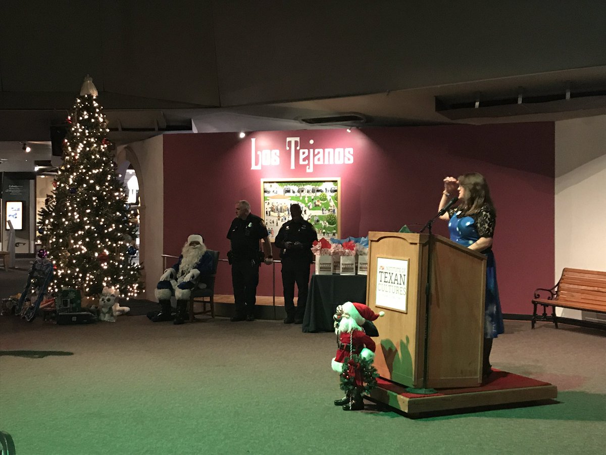 TexanCultures's tweet photo. At the mistletoe madness mixer hosted by @TheSAWCC at @TexanCultures! #myITC #sawcc https://t.co/iKUA5FjRkW