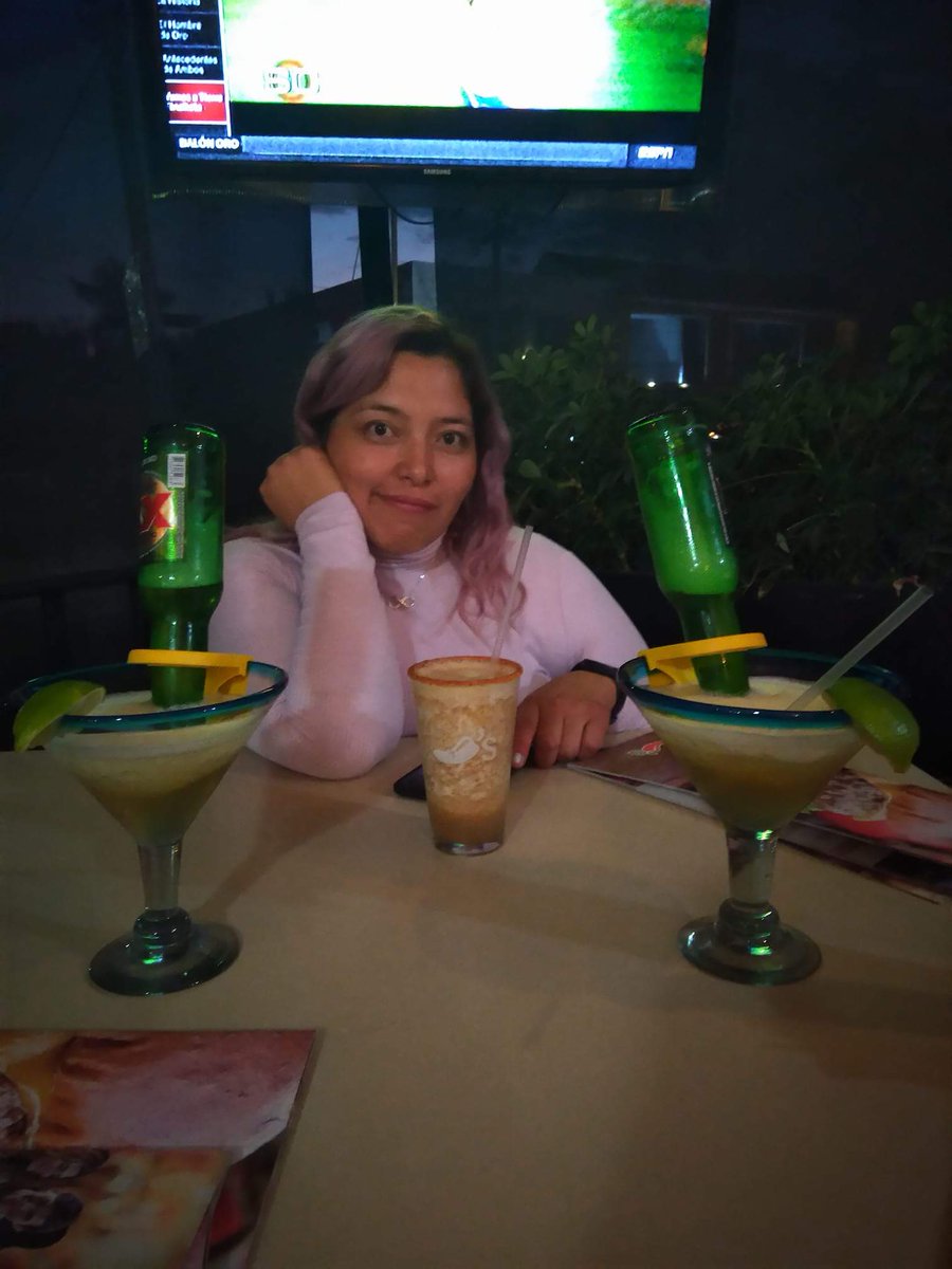 Lummiie's tweet photo. Adivinen quién pedí la bebida más aburrida de Chili's: #chocomil. https://t.co/28LQIPS2Dq